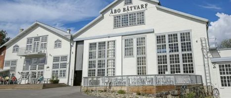 Ruissalon telakka Turku Wahlres ilma-vesilämpumppujärjestelmä lämmitykseen ja jäähdytykseen, tapahtumakeskus Turussa